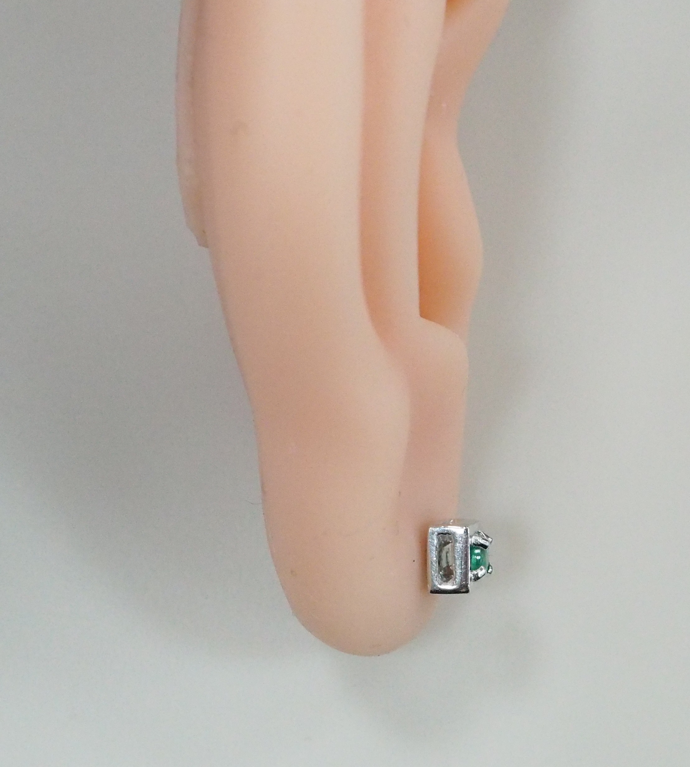 Серебряные серьги-пусеты с изумрудами